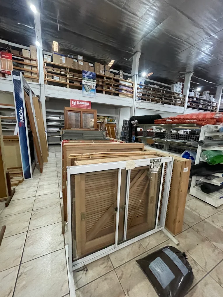 Depósito com portas e janelas de madeira e alumínio prontas para entrega