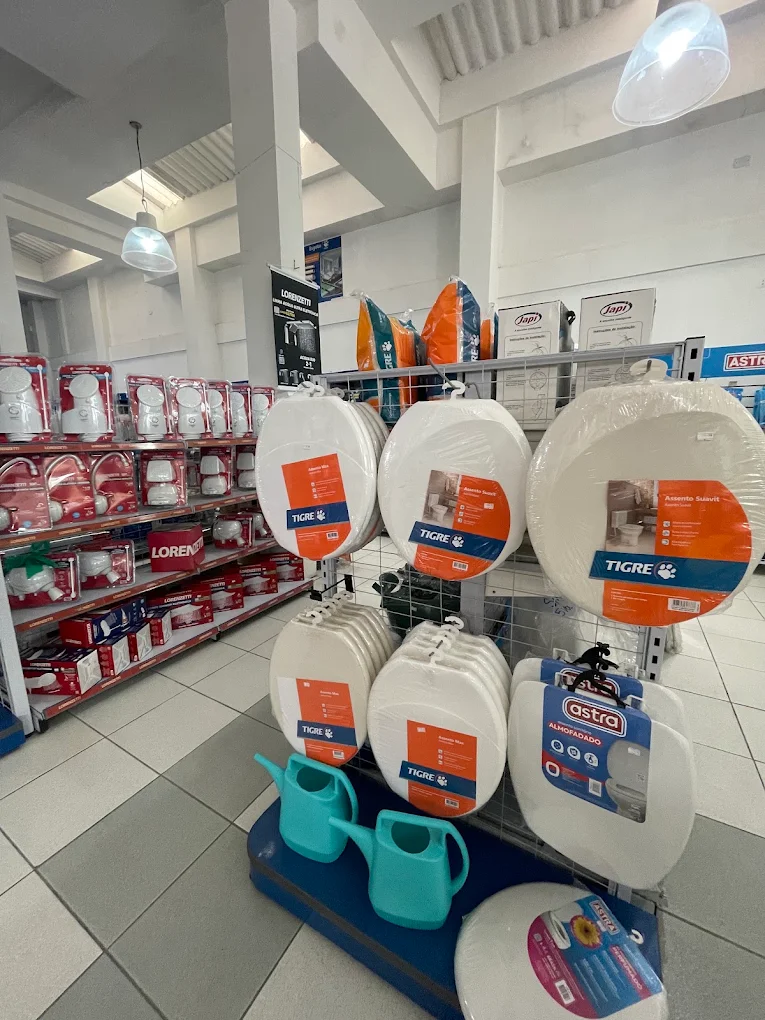 Expositor de assentos sanitários e louças da marca Tigre e Astra